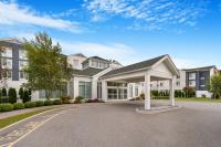 Casa blanca grande con cenador en Hilton Garden Inn Danbury, en Danbury