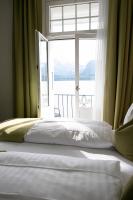 Postel nebo postele na pokoji v ubytování Hotel Restaurant Bellevue au Lac