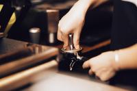 深圳深圳看见海海景精品民宿的一个人正在使用缝纫机