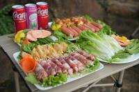 バヴィにあるMường Dy Retreat Ba Vìの食べ物とソーダの皿が2枚置かれたテーブル