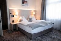 Postel nebo postele na pokoji v ubytování Hotel Restaurant Bellevue au Lac