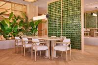 Un comedor con mesa y sillas en Calderona Wellness, en Bétera