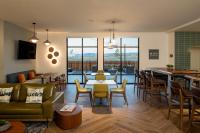 uma sala de estar com um sofá, uma mesa e cadeiras em EVEN Hotel Bozeman Yellowstone Intl Arpt by IHG em Belgrade