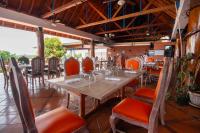 a dining room with a wooden table and chairs at Hotel Faranda Guayacanes, a member of Radisson Individuals in Chitré