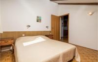 Posteľ alebo postele v izbe v ubytovaní 2 Bedroom Awesome Apartment In Lovran