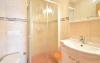 Kúpeľňa v ubytovaní Two-Bedroom Apartment In Stanici