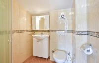 Kúpeľňa v ubytovaní Two-Bedroom Apartment In Stanici