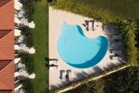 Una vista aérea de una piscina en un complejo turístico. en Poesia Suites, en Lakíthra