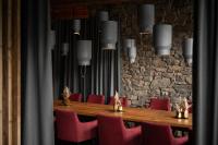 uma sala de jantar com uma mesa e cadeiras vermelhas em ADEA Lifestyle Suites Fieberbrunn em Fieberbrunn