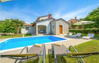 Basen w obiekcie Three-Bedroom Holiday Home In Kmacici lub w pobliżu