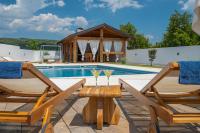 Bazén v ubytovaní Traditional Comfort Casa Natura with 36m2 Pool alebo v jeho blízkosti