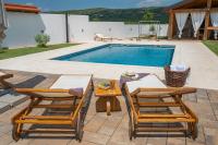 Bazén v ubytovaní Traditional Comfort Casa Natura with 36m2 Pool alebo v jeho blízkosti