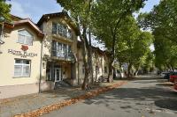 un edificio hotelero al lado de una calle en Hotel Platan, en Székesfehérvár