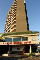 un hotel frente a un edificio alto en Lagoa Serena Flat Hotel, en Araras