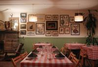 サン・マルティン・デ・ロス・アンデスにあるHotel Turismoの赤と白のチェッカーテーブルと椅子が備わるレストラン