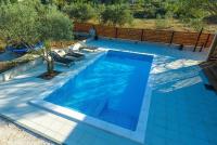 Bazén v ubytování MY DALMATIA - Holiday home Relax with private pool nebo v jeho okolí