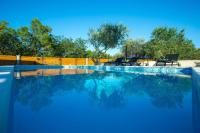 Bazén v ubytování MY DALMATIA - Holiday home Relax with private pool nebo v jeho okolí