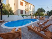 Bazén v ubytovaní MY DALMATIA - Seaside villa Marin with private heated pool alebo v jeho blízkosti