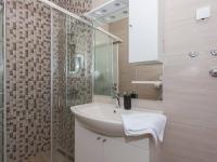 Kúpeľňa v ubytovaní MY DALMATIA - Seaside villa Marin with private heated pool