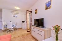 Televízia a/alebo spoločenská miestnosť v ubytovaní Apartments Nada