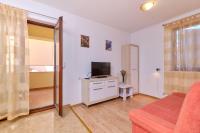 Televízia a/alebo spoločenská miestnosť v ubytovaní Apartments Nada