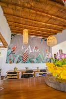 un comedor con un mural de un restaurante en Hotel Campestre LA ALDEA, en Montenegro