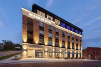 ein Gebäude mit Lichtern an der Vorderseite in der Unterkunft Riverbend Hotel and Suites, Trademark Collection by Wyndham in Ashtabula