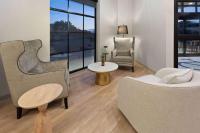 Ein Sitzbereich in der Unterkunft Riverbend Hotel and Suites, Trademark Collection by Wyndham