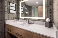 Ein Badezimmer in der Unterkunft Riverbend Hotel and Suites, Trademark Collection by Wyndham