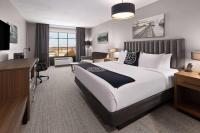 Ein Bett oder Betten in einem Zimmer der Unterkunft Riverbend Hotel and Suites, Trademark Collection by Wyndham