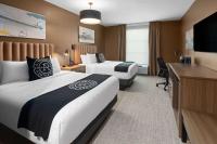 Ein Bett oder Betten in einem Zimmer der Unterkunft Riverbend Hotel and Suites, Trademark Collection by Wyndham