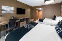 Ein Bett oder Betten in einem Zimmer der Unterkunft Riverbend Hotel and Suites, Trademark Collection by Wyndham