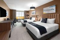 Ein Bett oder Betten in einem Zimmer der Unterkunft Riverbend Hotel and Suites, Trademark Collection by Wyndham