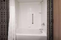 Ein Badezimmer in der Unterkunft Riverbend Hotel and Suites, Trademark Collection by Wyndham