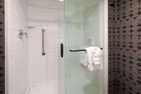 Ein Badezimmer in der Unterkunft Riverbend Hotel and Suites, Trademark Collection by Wyndham