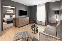 Ein Bett oder Betten in einem Zimmer der Unterkunft Riverbend Hotel and Suites, Trademark Collection by Wyndham