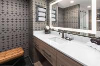 Ein Badezimmer in der Unterkunft Riverbend Hotel and Suites, Trademark Collection by Wyndham