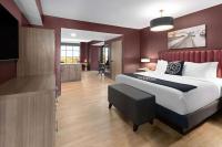 Ein Bett oder Betten in einem Zimmer der Unterkunft Riverbend Hotel and Suites, Trademark Collection by Wyndham