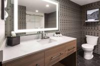 Ein Badezimmer in der Unterkunft Riverbend Hotel and Suites, Trademark Collection by Wyndham