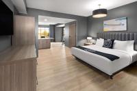 Ein Bett oder Betten in einem Zimmer der Unterkunft Riverbend Hotel and Suites, Trademark Collection by Wyndham