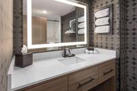 Ein Badezimmer in der Unterkunft Riverbend Hotel and Suites, Trademark Collection by Wyndham