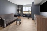 Ein Sitzbereich in der Unterkunft Riverbend Hotel and Suites, Trademark Collection by Wyndham