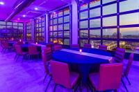 Ein Restaurant oder anderes Speiselokal in der Unterkunft Riverbend Hotel and Suites, Trademark Collection by Wyndham 