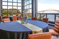 Ein Sitzbereich in der Unterkunft Riverbend Hotel and Suites, Trademark Collection by Wyndham