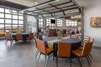 Ein Restaurant oder anderes Speiselokal in der Unterkunft Riverbend Hotel and Suites, Trademark Collection by Wyndham 