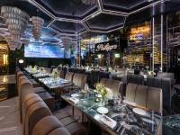 Un comedor con mesas largas y sillas. en The Plein Hotel - Small Luxury Hotels of the World, en Milán