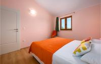 Łóżko lub łóżka w pokoju w obiekcie Three-Bedroom Holiday Home In Kmacici