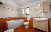 Łazienka w obiekcie Three-Bedroom Holiday Home In Kmacici