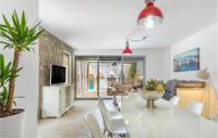 Telewizja i/lub zestaw kina domowego w obiekcie 3 Bedroom Cozy Home In Krk