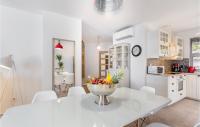 Kuchnia lub aneks kuchenny w obiekcie 3 Bedroom Cozy Home In Krk